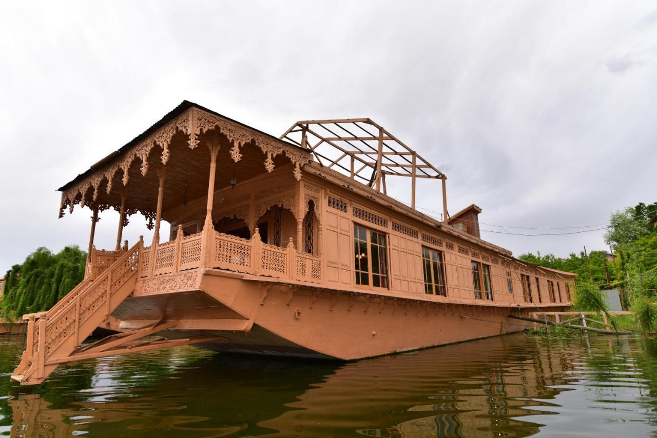 Отель Wangnoo Worth Houseboats Сринагар Экстерьер фото